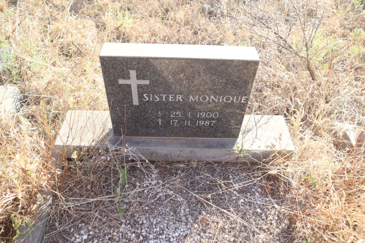? Monique 1900-1987