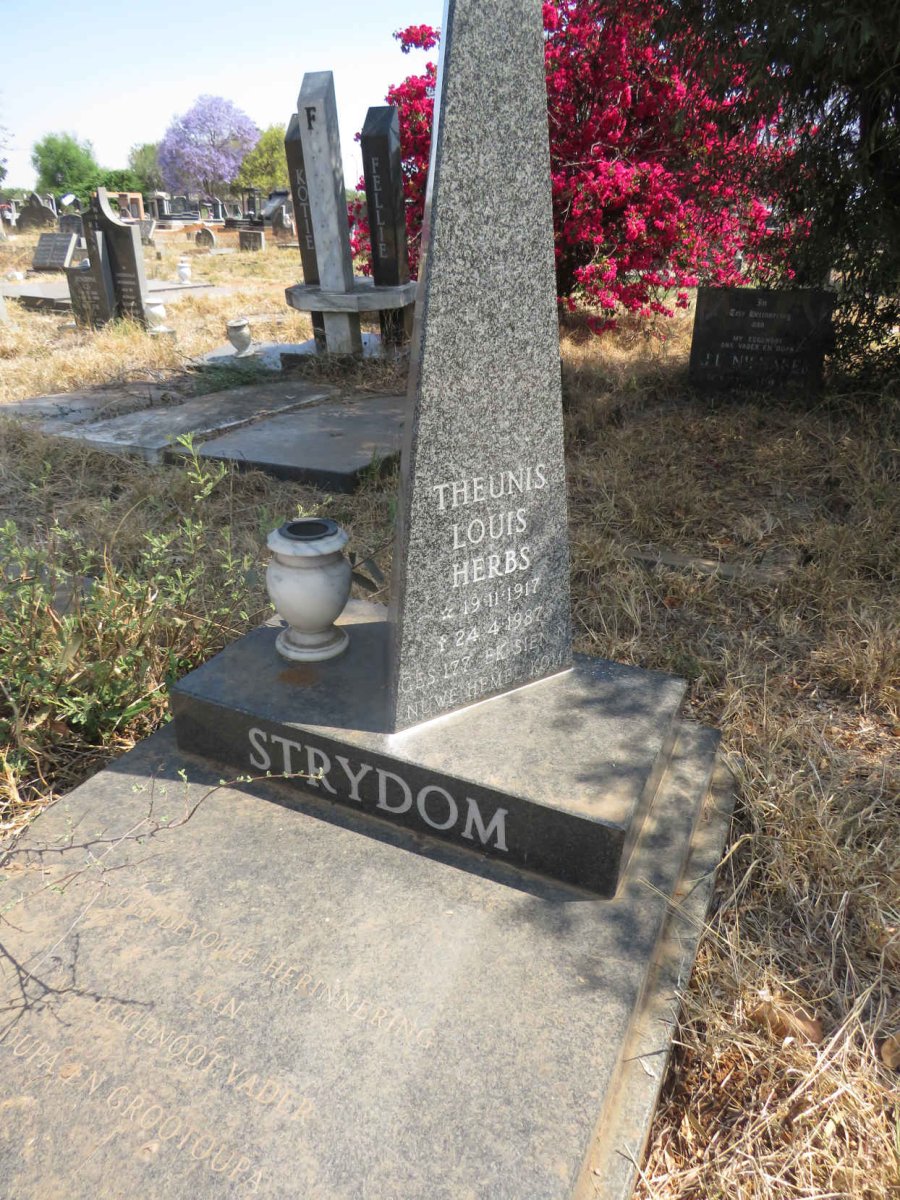 STRYDOM Theunis Louis Herbs 1917-1987 & Maria Magdalena Catharina 1924-2009 _1