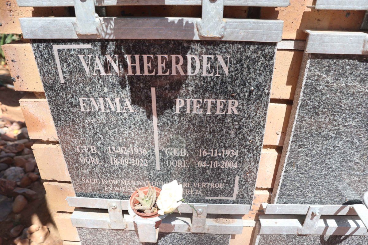 HEERDEN Pieter, van 1940-2004 &amp; Emma 1936-2022