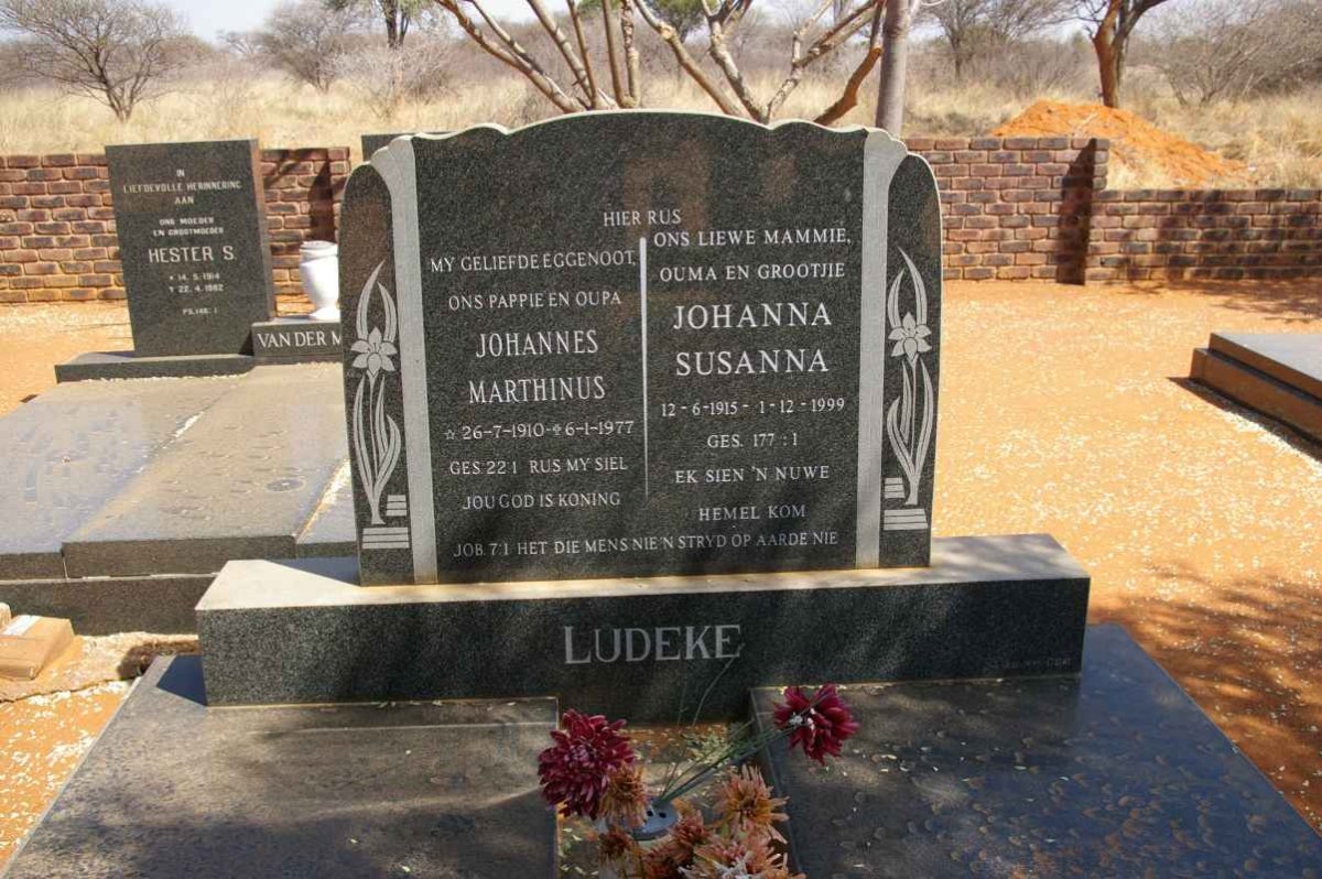 LUDEKE Johannes Marthinus &amp; Johanna Susanna 1915-1999