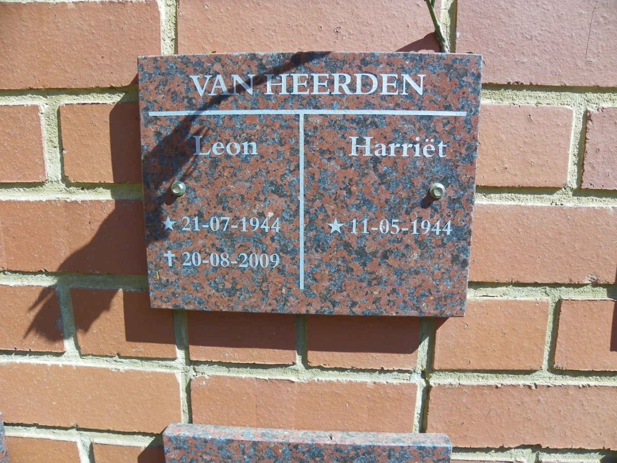 HEERDEN Leon, van 1944-2009 &amp; Harriet 1944-
