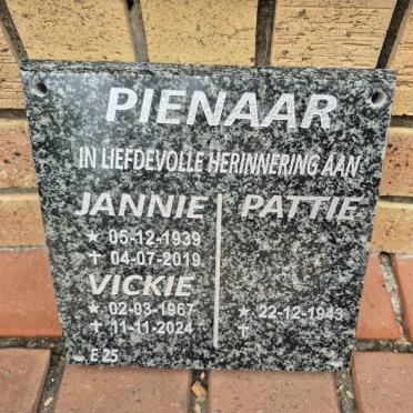 PIENAAR Jannie 1939-2018 & Pattie 1943- :: PIENAAR Vickie 1967-2024