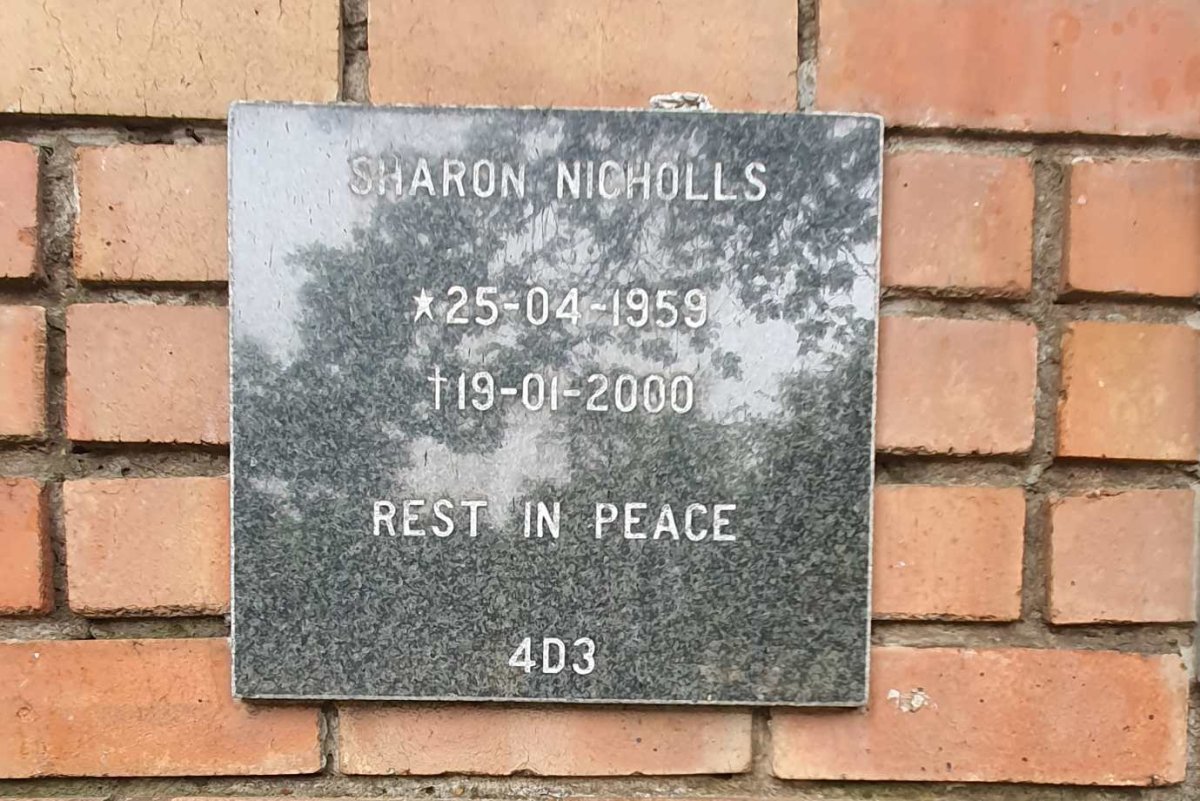 NICHOLLS Sharon 1959-2000