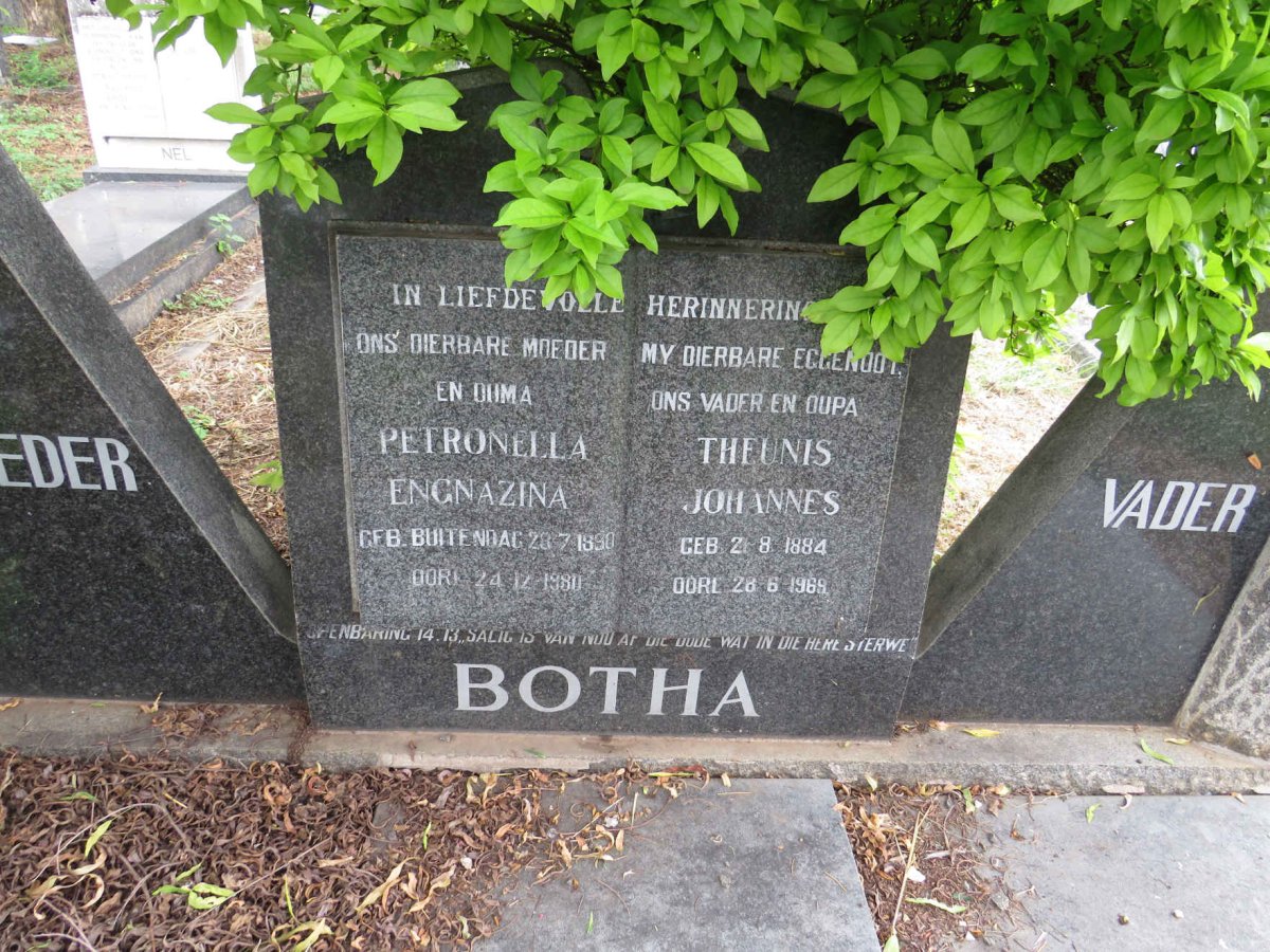 BOTHA Theunis Johannes 1884-1968 & Petronella Engnazina BUITENDAG 1890-1980