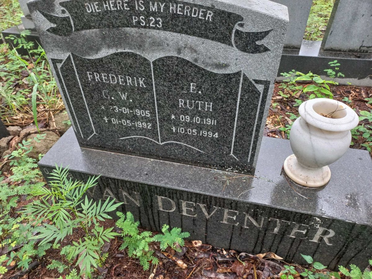 DEVENTER Frederik G.W., van 1905-1992 & E. Ruth 1911-1994