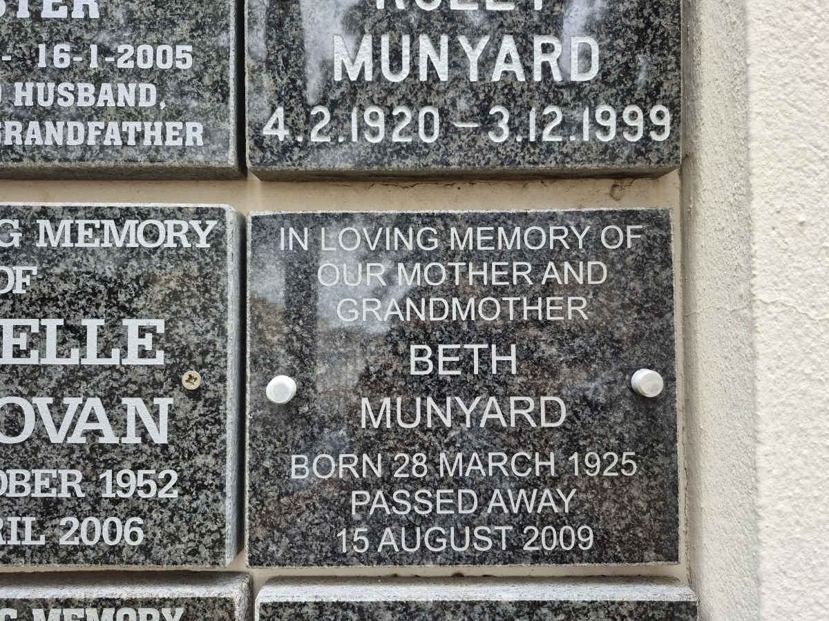 MUNYARD Beth 1925-2009