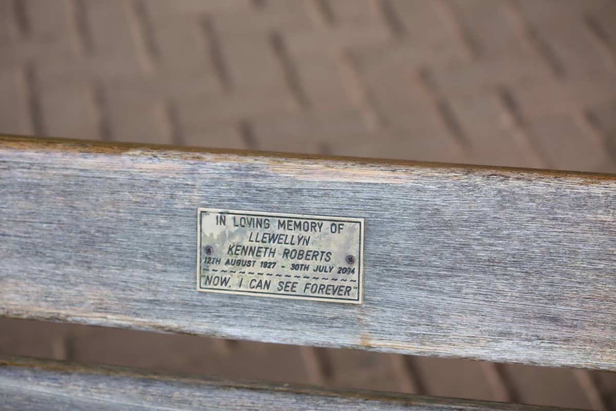 LLEWELLYN Kenneth Roberts 1927-2004