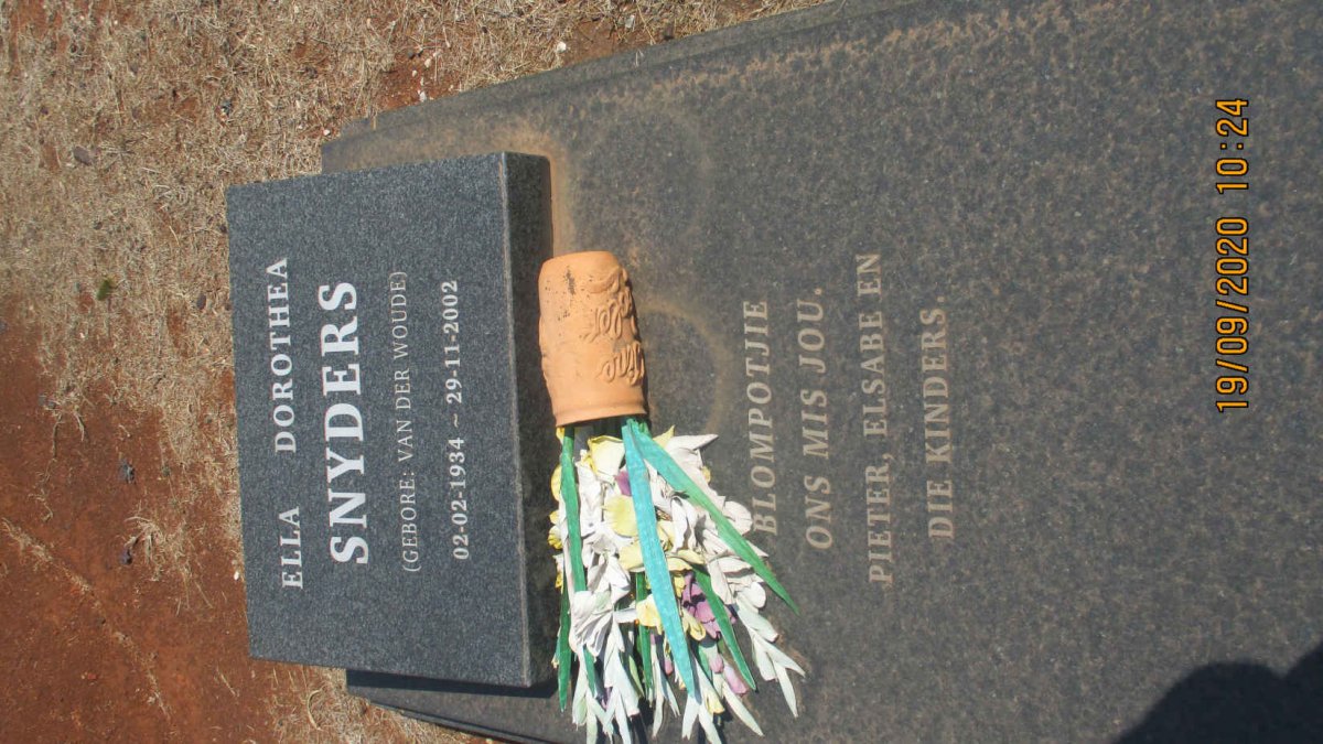 SNYDERS Ella Dorothea nee VAN DER WOUDE 1934-2002