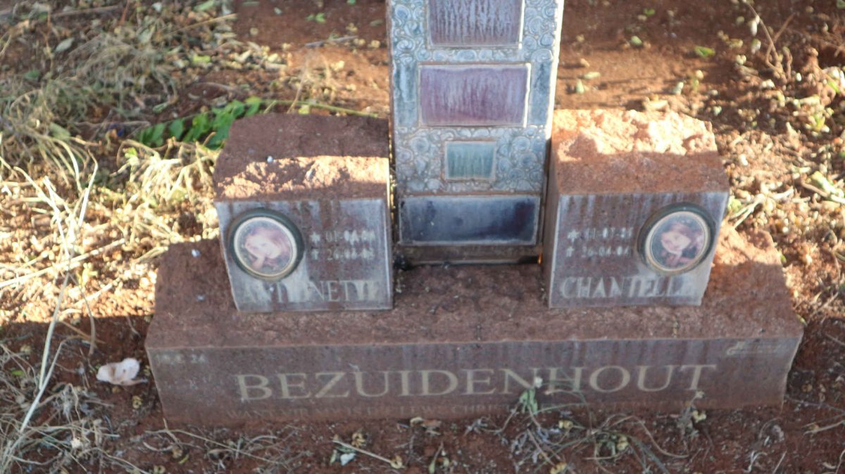 BEZUIDENHOUT Antionette :: BEZUIDENHOUT Chantelle