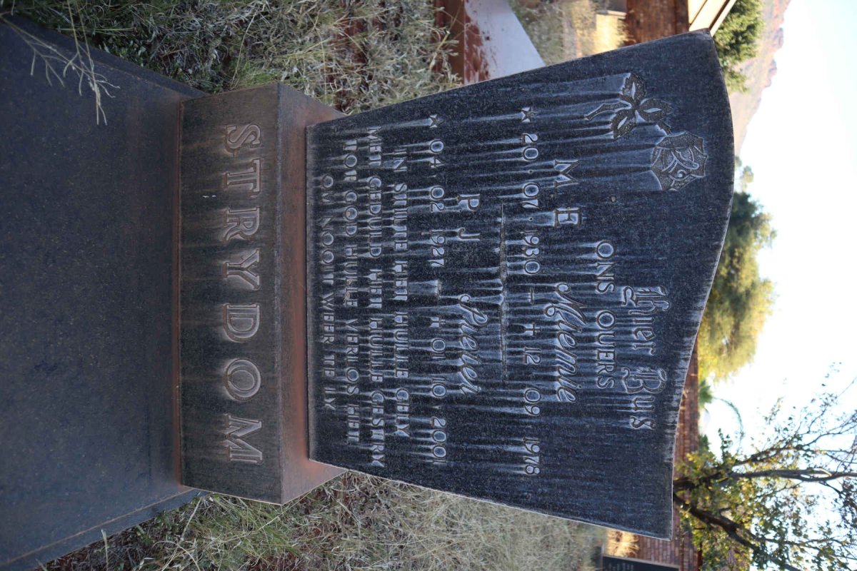 STRYDOM P.J. 1927-2001 &amp; M.E. 1930-1978
