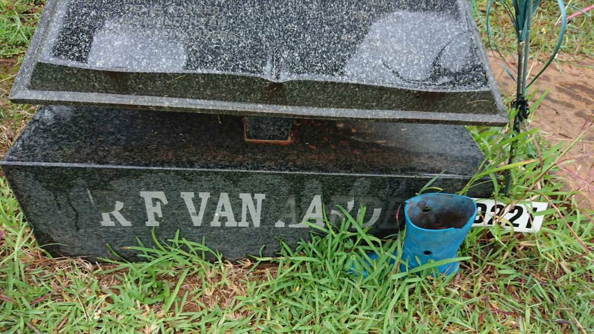 AARDE R.F., van 1926-2009
